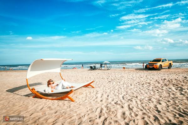 Những chiếc võng hay ghế lười được bày khắp nơi trên bãi biển để bạn tha hồ chụp ảnh và tận hưởng gió trời. Ảnh: kenh 14