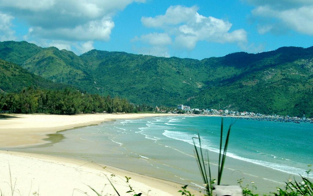 <strong>9. Bãi Đại Lãnh – Khánh Hòa:</strong> Phong cảnh tại Đại Lãnh rất đẹp nhờ thiên nhiên ban tặng một bãi biển cát trắng chảy dài ra xa, có độ thoải lớn nên có thể bơi ra xa, nước biển xanh biếc trong thấy tận đáy, bãi biển hoang sơ sạch sẽ, kế bên đó là một nguồn nước ngọt chảy ra biển quanh năm không cạn. Bãi Đại Lãnh tuy đẹp nhưng có rất ít du khách đến đây tham quan và tắm biển vì chưa có sự đầu tư nơi ăn chốn ở kỹ càng nên thu hút rất ít du khách, nhưng đó chính là điều thú vị của những người yêu cái đẹp hoang sơ và thích yên tĩnh. Ảnh: Phạm Thành Tân