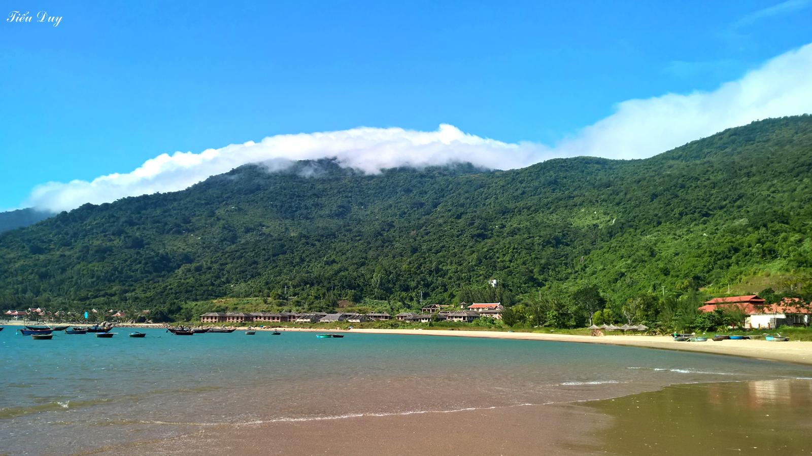 15. Bãi Nam – Bán đảo Sơn Trà: Bãi Nam là một trong những bãi biển đẹp của khu du lịch bán đảo Sơn Trà, tại đây có khu nghỉ dưỡng 4 sao Sơn Trà resort & spa. Nếu bạn nhìn từ bãi biển Mỹ Khê Đà Nẵng, bạn sẽ thấy bãi Nam ở xa xa. Tai khu vực biển bãi Nam, ra xa bờ khoảng vài trăm mét là khu vực san hô rất đẹp, các hoạt động lặn ngắm san hô thường diễn ra tại đây. Ảnh: Tiểu Duy