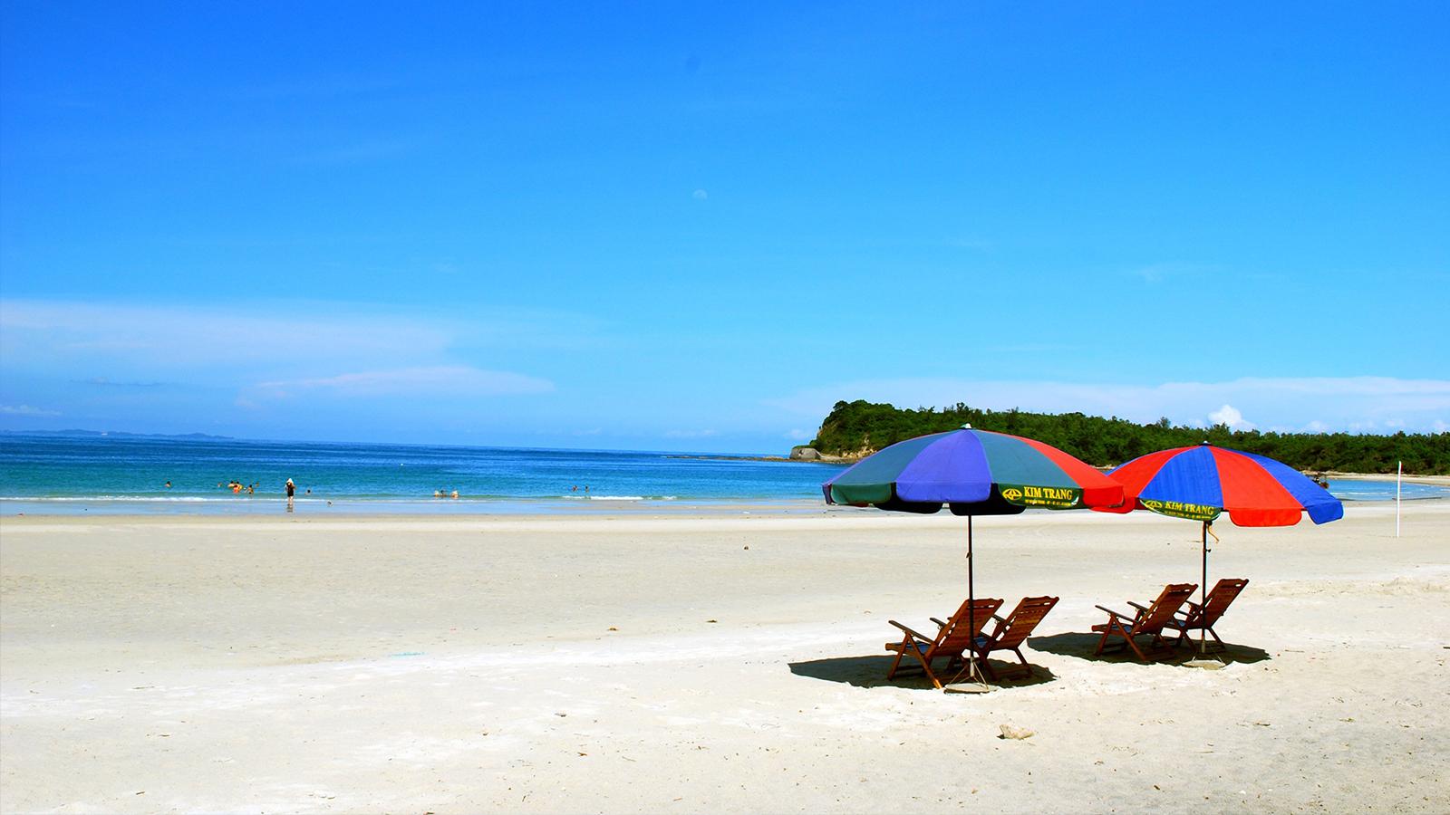 20. Bãi Minh Châu – Quan Lạn: nằm trên đảo Quan Lạn, bãi Minh Châu hấp dẫn du khách với bãi cát trắng trải dài, không khí trong lành, vẻ hoang sơ gần như nguyên vẹn, nơi đây luôn có sức hút đặc biệt với những ai muốn lánh xa phố thị xô bồ và tận hưởng những khoảnh khắc tuyệt đẹp cùng thiên nhiên. Ảnh: easyviettravel