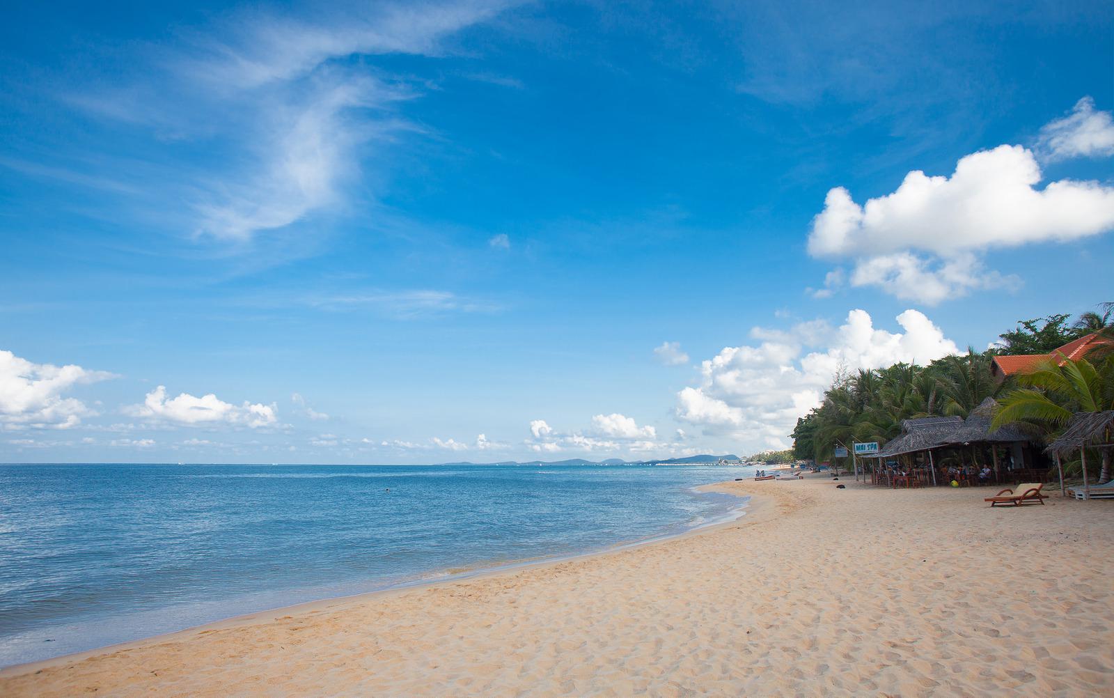3. Bãi Trường – Phú Quốc: Bãi Trường nằm trên đường Trần Hưng Đạo chạy dọc theo bãi biển phía Tây Nam đảo. Bãi Trường là một trong những bãi biển đẹp ở xã Dương Tơ. Gọi là bãi Trường vì bãi nằm trải dài thoai thoải gần 20 km từ mũi Dinh Cậu đến Khoé Tàu Rũ. Bãi Trường chia thành nhiều đoạn nhỏ, nối liền nhau bởi những ghềnh đá, cây xanh và làng chài thấp thoáng ẩn hiện. Không nói quá, bãi biển này chính là nơi ngắm mặt trời lặn trên biển đẹp nhất Việt Nam. Ảnh: Minh Ha Nguyen