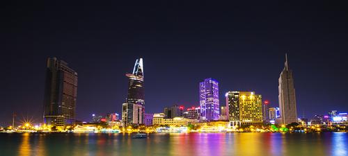 Bạn sẽ khó quên cảm giác tận hưởng vài cơn gió đêm cùng hình ảnh tòa Bitexco với các ô cửa sáng tối cao chọc trời hay những tòa nhà đổi màu liên tục trên nền trời đêm tĩnh mịch. Ảnh: Trung Võ