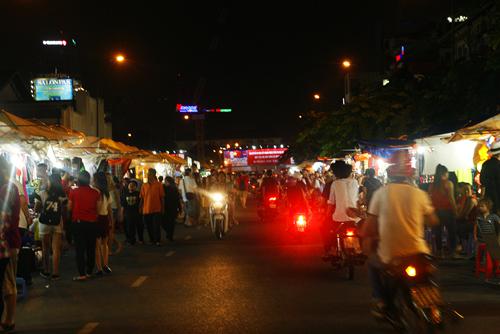 Chợ đêm Bến Thành. Ảnh: Phong Vinh