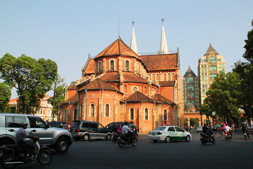 Dòng xe quanh một góc nhà thờ. Ảnh: Phong Vinh