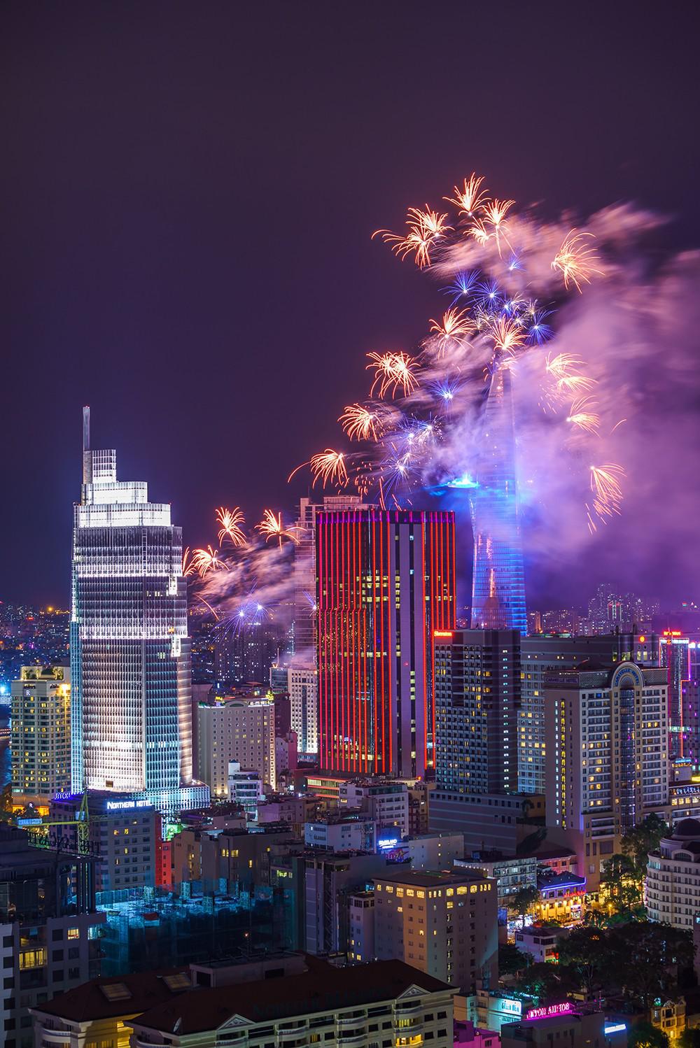 Bắn pháo hoa chào đón năm mới trên nóc tòa nhà Bitexco ở TP HCM. Ảnh: JetHuynh/Picfair.