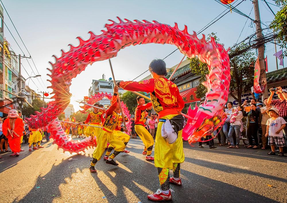 Múa lân trong ngày đầu năm mới ở Chợ Lớn, TP HCM. Ảnh: Nguyễn Quang Ngọc/Picfair.