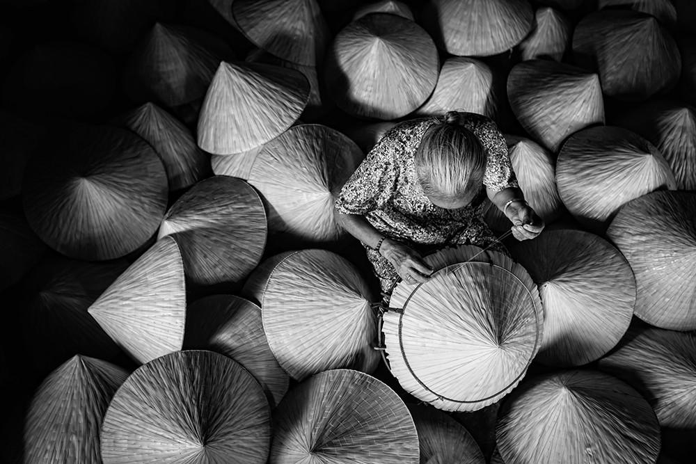 Nghề làm nón lá truyến thống ở Việt Nam. Ảnh: JetHuynh/Picfair.