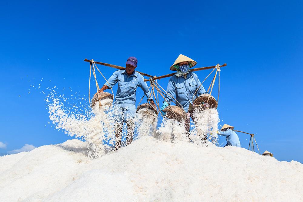 Công nhân trên cánh đống muối ở Hòn Khói, Ninh Hòa, Khánh Hòa. Ảnh: JetHuynh/Picfair.