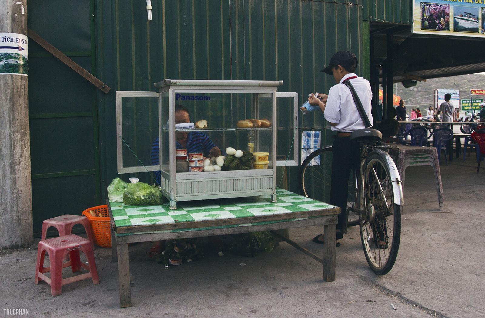 Bạn có thể ghé bất kì hàng quán nào để ăn sáng trên đảo. Ảnh: Trucphan