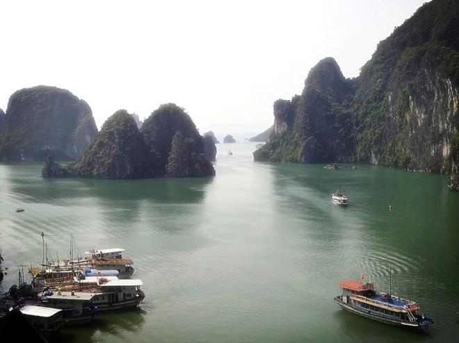 Ngắm vịnh Hạ Long từ hang Đầu Gỗ.