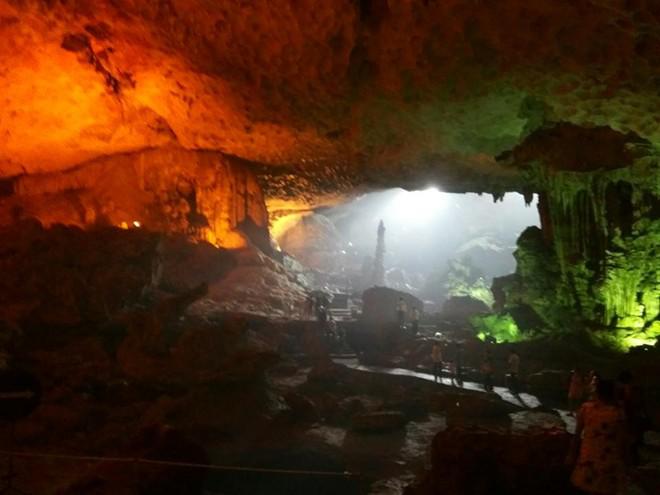 Vẻ đẹp uy nghi và hùng vĩ trong hang Đầu Gỗ.