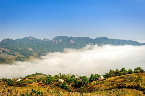 Vượt qua những đám sương mù dày đặc phía đồn biên phòng là cả một biển mây ôm ấp những nóc nhà của người H'Mông.