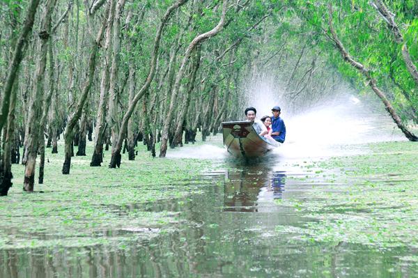 Ngồi chèo thuyền ngắm cảnh giữa thiên nhiên xanh mát, sẽ giúp tâm hồn bạn thêm thoải mái. Ảnh: Nam Phạm.