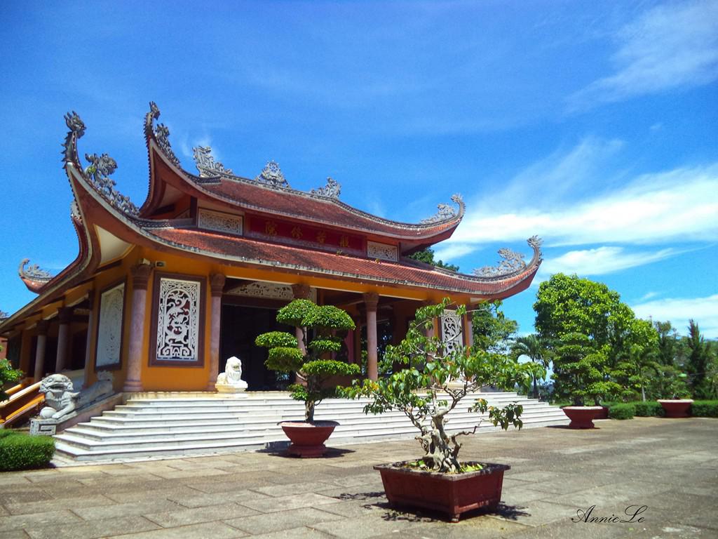 Tu viện Bát Nhã: Nhắc đến Bảo Lộc, không thể không nhắc đến tu viện Bát Nhã. Chỉ riêng cái tên thôi đã gợi lên một vẻ thanh tao. Là chốn du lịch tâm linh, Bát Nhã mang không khí yên bình trầm mặc, với những gian thờ ẩn mình trong rừng thông xanh mát.  Đến đây, du khách có thể tham quan, lễ Phật, và nghỉ lại qua đêm trong những gian nhà khách sạch sẽ. Nước sử dụng trong tu viện được lấy từ những con suối trong rừng, quanh năm luôn dồi dào và mát lạnh.