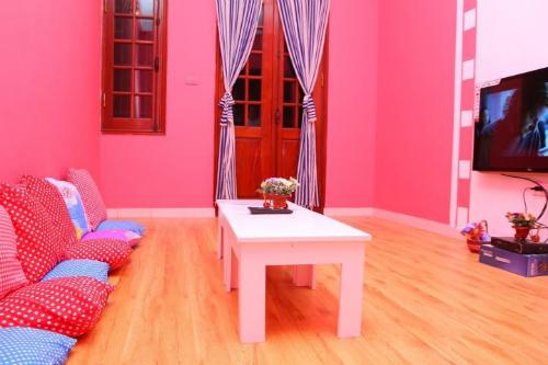 Các phòng được thiết kế ấn tượng, rộng rãi, thoáng mát, rất trẻ trung và cá tính, có sức chứa từ 2 đến 20 người.