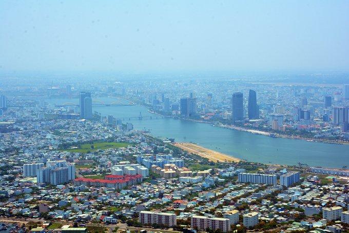 Từ phi cơ, Đà Nẵng hiện ra đúng với tên gọi "thành phố của những cây cầu". Du khách dễ dàng ngắm cầu Sông Hàn, cầu Rồng, cầu Thuận Phước... cùng những toà nhà cao tầng.