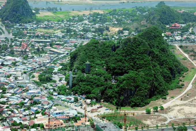 Trên đường quay về, phi cơ bay qua Ngũ Hành Sơn - 5 ngọn núi đại diện cho Kim - Mộc - Thuỷ - Hoả - Thổ. Các di tích nằm ẩn mình dưới những tán cây trên núi. Đây cũng là nơi nổi tiếng với làng nghề điêu khắc đá mỹ nghệ.