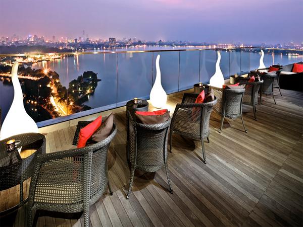Summit nằm trên tầng 20 của khách sạn Sofitel Plaza (số 1 đường Thanh Niên) với không gian thanh tĩnh, hiện đại cùng tầm nhìn hướng ra địa điểm hẹn hò lãng mạn nhất Hà Nội là hồ Tây, hồ Trúc Bạch và đường Thanh Niên. Ảnh: Summit.