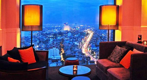 Ở đây ngon nhất là các loại cocktail, giá trung bình khoảng 100.000 VND, khá "chát" nhưng bạn sẽ hoàn toàn hài lòng về chất lượng. Quán có một vài điểm bất tiện như phải đi thang máy 2 lần mới đến nơi, chỉ mở cửa sau 16 giờ. Ảnh: Summit