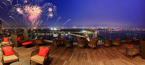 Tuy nhiên nhiều khách hàng, bạn bè quốc tế vẫn tìm đến đây vì khung cảnh view cực đẹp, nhất là về đêm. Ở đây, bạn cũng có thể quan sát rất rõ mỗi khi có dịp bắn pháo hoa ở hồ Tây. Không gian sang chảnh rất lãng mạn này rất thích hợp cho một cuộc tỏ tình đáng yêu đấy. Ảnh: Summit.