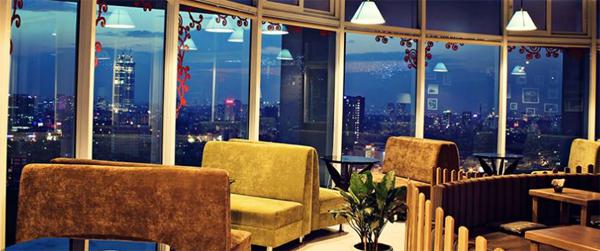 Hexa Club nằm ở tầng 20 tòa nhà C-Land, 156 Xã Đàn 2. Quán sở hữu tầm nhìn đẹp hướng ra hồ Nam Đồng, đặc biệt lung linh về đêm. Ảnh: Hexa.