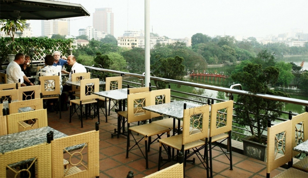 City View nằm trên tầng cao nhất tòa nhà Hàm Cá Mập (số 1-3-5 Đinh Tiên Hoàng). Ở đây, bạn có thể bao quát trọn cảnh hồ Hoàn Kiếm, đền Ngọc Sơn, Cầu Thê Húc, chợ đêm, phố cổ... Ảnh: Cityview.