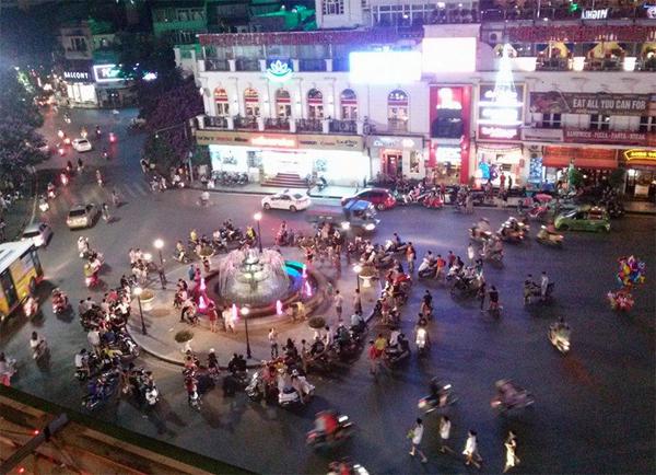 Quán cà phê này là nơi dừng chân quen thuộc của các khách du lịch nước ngoài. Hầu như mỗi người nước ngoài đến Việt Nam đều muốn lên đây ít nhất một lần.