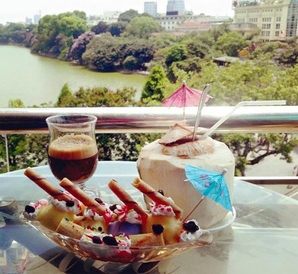 Đây cũng là nơi lý tưởng để bạn tìm đến trong những dịp lễ hội hoặc những ngày lễ quan trọng của Việt Nam bởi từ đây, bạn có thể nhìn được toàn cảnh quanh hồ Hoàn Kiếm, nơi diễn ra nhiều hoạt động thú vị như bắn pháo hoa, chợ hoa...