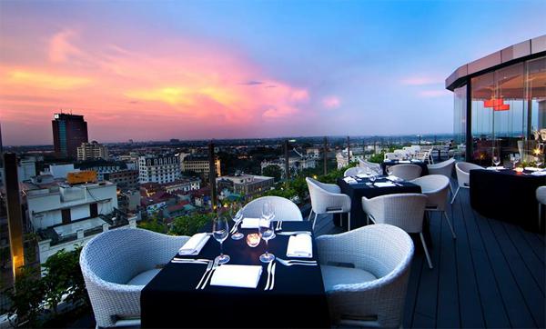 Cielo 13 nằm trên tầng cao nhất của toà nhà Sun City 13 Hai Bà Trưng, là một trong những nhà hàng có view đẹp nhất Hà Nội. Toàn bộ không gian nhà hàng được các kiến trúc sư thiết kế bằng kính để giúp cho mọi thực khách vừa có thể thưởng thức ẩm thực hảo hạng vừa có thể ngắm không gian toàn cảnh thành phố. Ảnh: Cielo 13.
