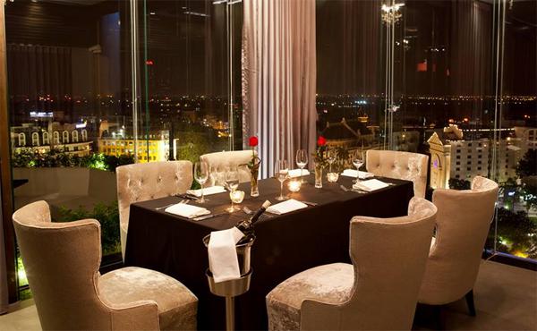 Ngồi trong nhà hàng, bạn có thể hướng tầm nhìn ra hồ Hoàn Kiếm, Nhà hát Lớn, khách sạn Hilton... đẹp mỹ mãn luôn. Ảnh: Cielo 13.
