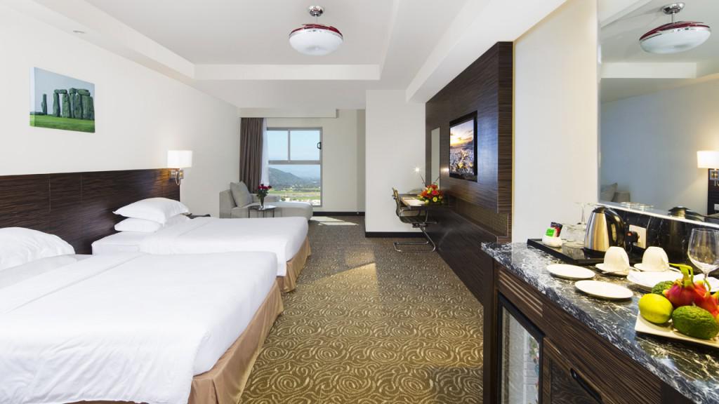 Phòng Deluxe hướng phố. Ảnh: DiLaDen.com