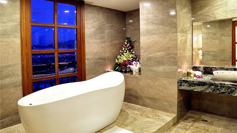 Phòng tắm sang trọng với tầm nhìn đẹp. Ảnh: DiLaDen.com