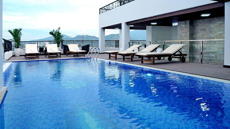 Hồ bơi rộng rãi của khách sạn. Ảnh: DiLaDen.com