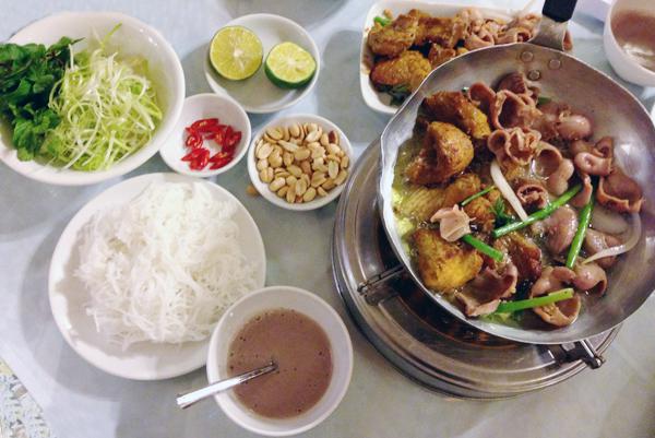 Khách hàng có thể xin thêm rau sống, thì là, hành thoải mái.