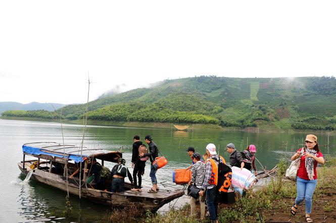 Đi thuyền khám phá các đảo trên lòng hồ - Ảnh: Đức Lập