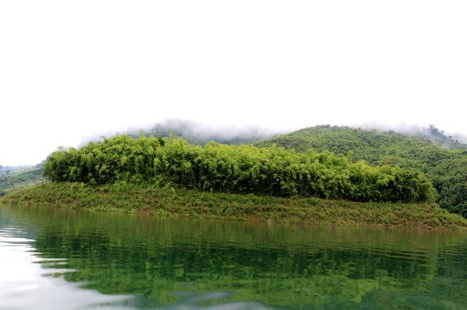 Những bức tranh thơ mộng in trên lòng hồ - Ảnh: Đức Lập