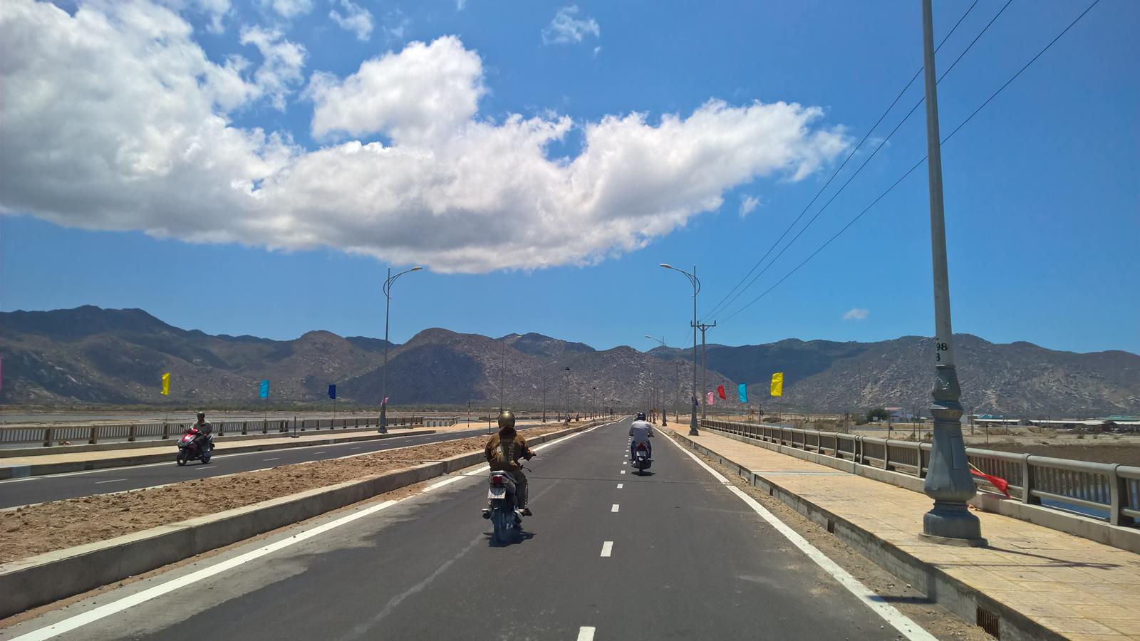 "Bay" trên đầm Cà Ná. Ảnh: Tiểu Duy