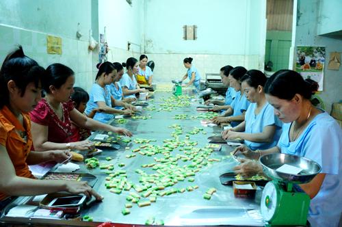 Kẹo dừa ở Bến Tre được sản xuất hoàn toàn thủ công.
