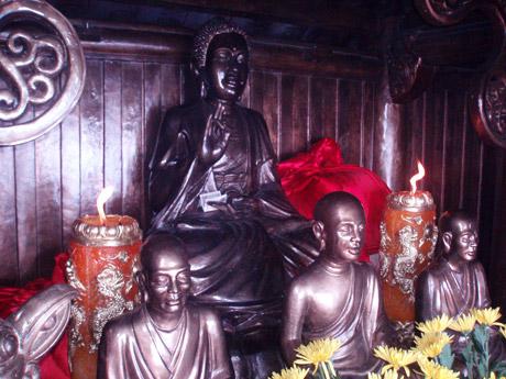Hệ thống tượng phật trong chùa Đồng