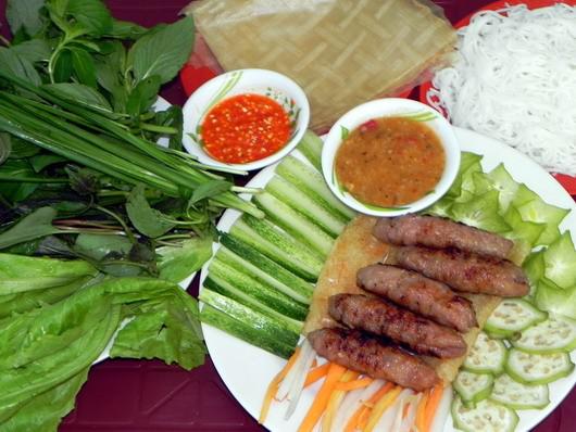 Nem nướng không xa lạ gì với dân Đà Lạt, nổi tiếng với nem nướng bà Hùng, bà Nghĩa.