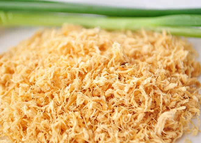 Ngoài bánh mì gà truyền thống, tiệm còn bán bánh mì chả bò, nhiều loại gỏi cuốn, thức ăn và nước uống khác để phù hợp với nhu cầu, thị hiếu của người Sài Gòn. Ảnh: Tripadvisor.