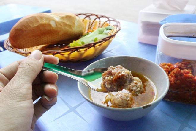 Bánh mì xíu mại chén (hẻm 189 Cống Quỳnh, phường Nguyễn Cư Trinh, quận 1) có giá dao động từ 15.000-20.000 đồng một phần gồm bánh mì, chén xíu mại nóng, rau sống ăn kèm.