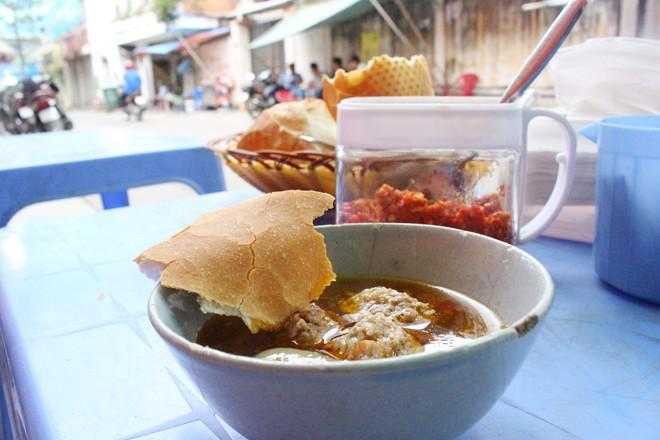 Nước dùng thanh ngọt có vị cay nhẹ, thích hợp chấm cùng bánh mì.