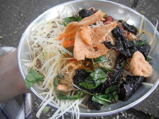 Xắp xắp là một món ăn nhất định phải thử của du khách khi đến Đà Lạt, lại không thiếu ở Sài Gòn nhưng được gọi với tên khác: gỏi khô bò. Quán nổi tiếng nhất ở TP HCM bán trước cổng công viên Lê Văn Tám. Không chỉ độc đáo về hương vị, việc bán trước trả tiền sau của nơi này cũng chiếm không ít thiện cảm của thực khách.