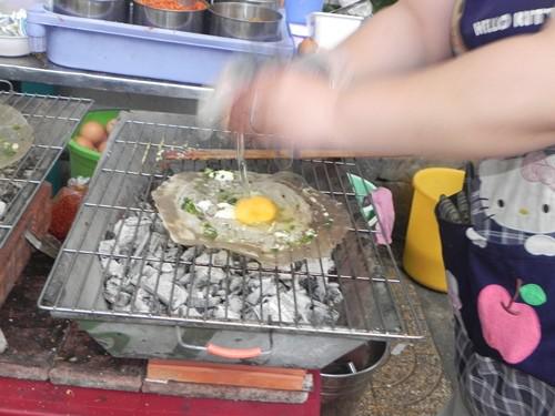 Bánh tráng nướng Đà Lạt trên đường Cao Thắng là nơi đầu tiên tại Sài Gòn bán đúng phong cách bánh tráng nướng ở thành phố ngàn hoa.