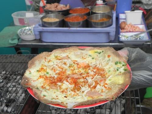 Bánh tráng ở đây phong phú nhân các loại như gà, thịt bằm, trứng, pate, chà bông, khô bò. Nơi này bắt đầu bán từ 17h hàng ngày với mức giá từ 12.000-25.000 đồng một cái tùy loại nhân và số lượng nhân khách yêu cầu.