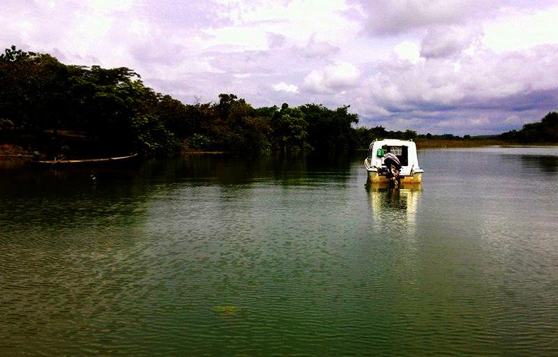 Lên thuyền khám phá đảo nằm giữa lòng hồ Trị An. Ảnh: 2saigon.vn