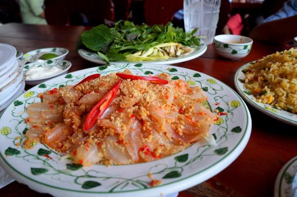 Món gỏi cá Mai đặc sản của vùng biển lớn.
