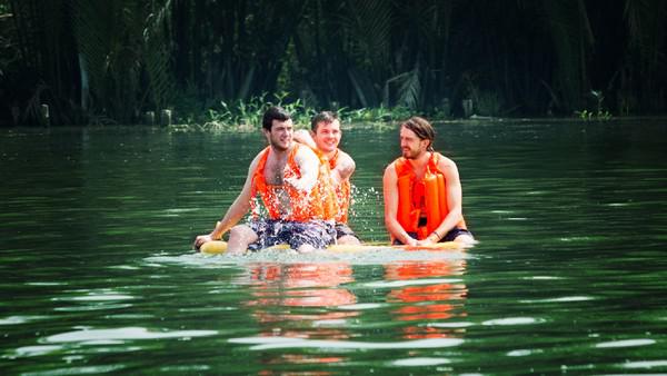 Và bạn sẽ được trải nghiệm cảm giác tắm sông sẽ khác với tắm biển như thế nào.