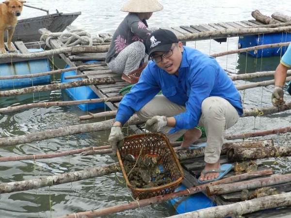Ghé Long Sơn thì bạn phải thử món hàu sữa tươi ngon tại đây.